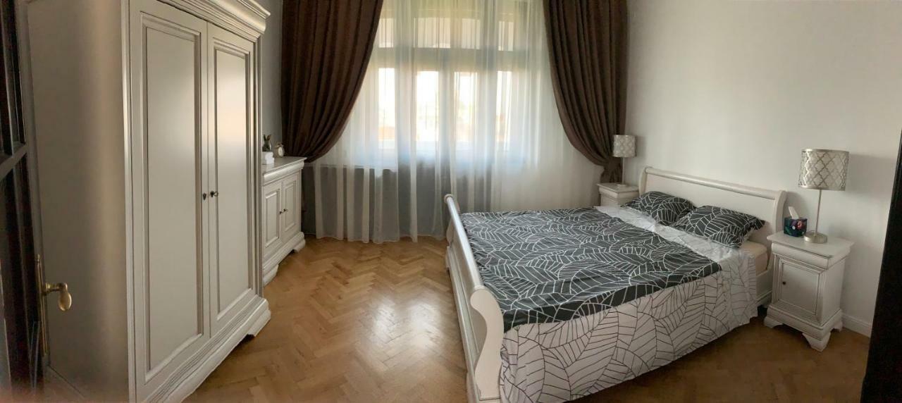English Apartment Крайова Екстер'єр фото