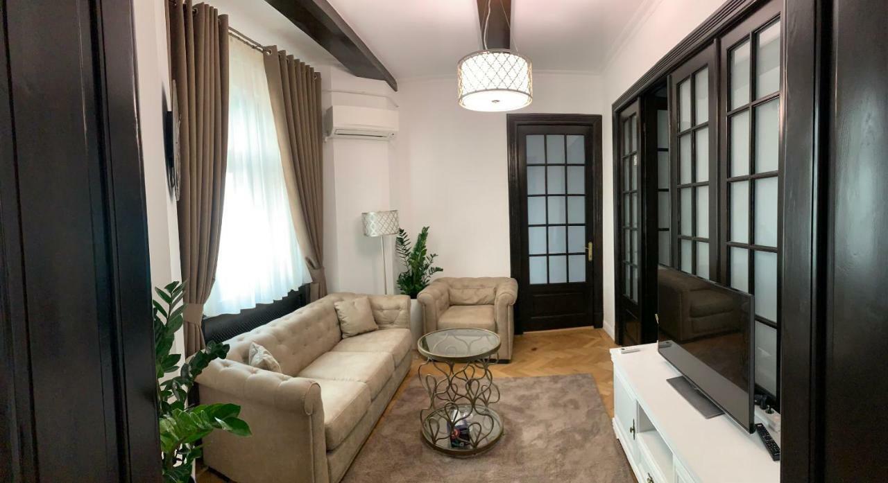 English Apartment Крайова Екстер'єр фото